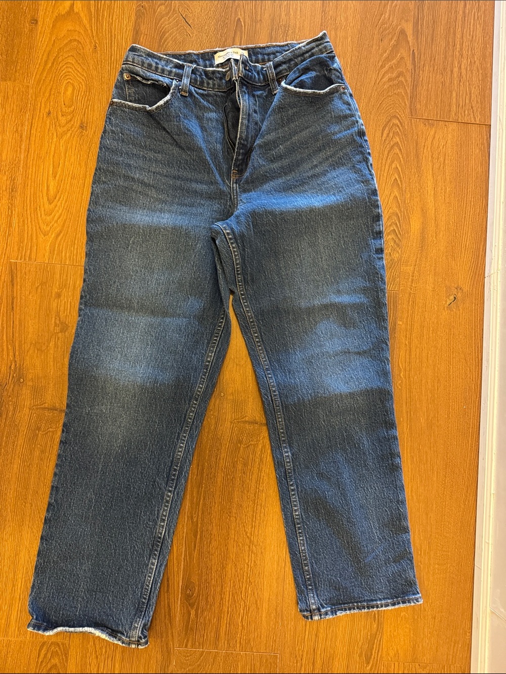 Abercrombie 90s straight Ultra High-Rise Straight Jeans in Dark Blue Wash